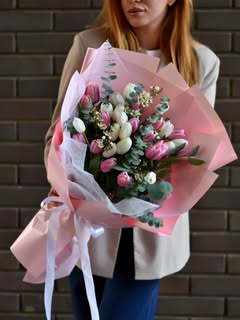 Pastelni buket belih i roze lala sa eukaliptusom