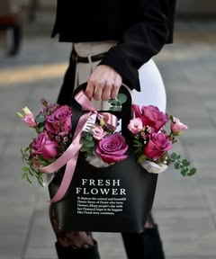 Cvetna korpa sa ružama u Fresh Flower torbi